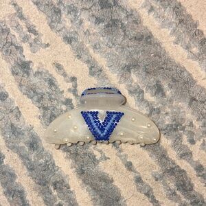 Pearl Villanova university claw clip